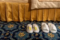 Present More hotel slippers: comfort and quality to ensure maximum well-being and relaxation for guests.