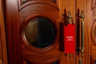 Present More hotel bedroom accessories: practical, elegant, and functional solutions to improve comfort and style.