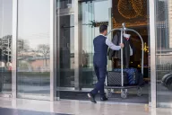 Present More hotel trolleys, practical, functional, and sturdy, to facilitate daily space management with efficiency.