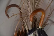 Present More umbrella stands and ashtrays, elegant and practical solutions to keep common areas tidy and functional.